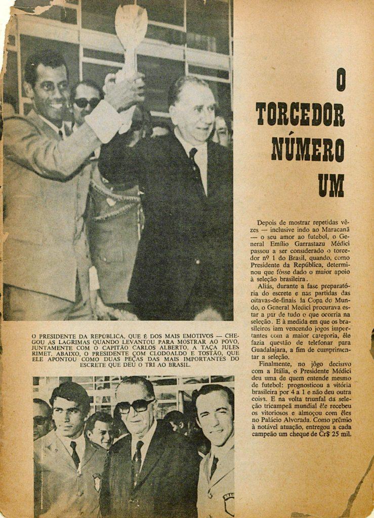 Carlos Alberto e Médici, o “torcedor número 1”, levantam a taça da conquista do título na Copa de 1970.