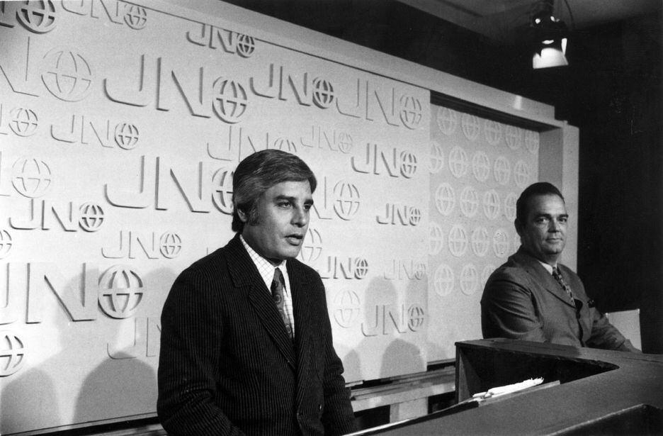 Cid Moreira e Hilton Gomes em transmissão do Jornal Nacional durante a década de 1960, Acervo do Estadão