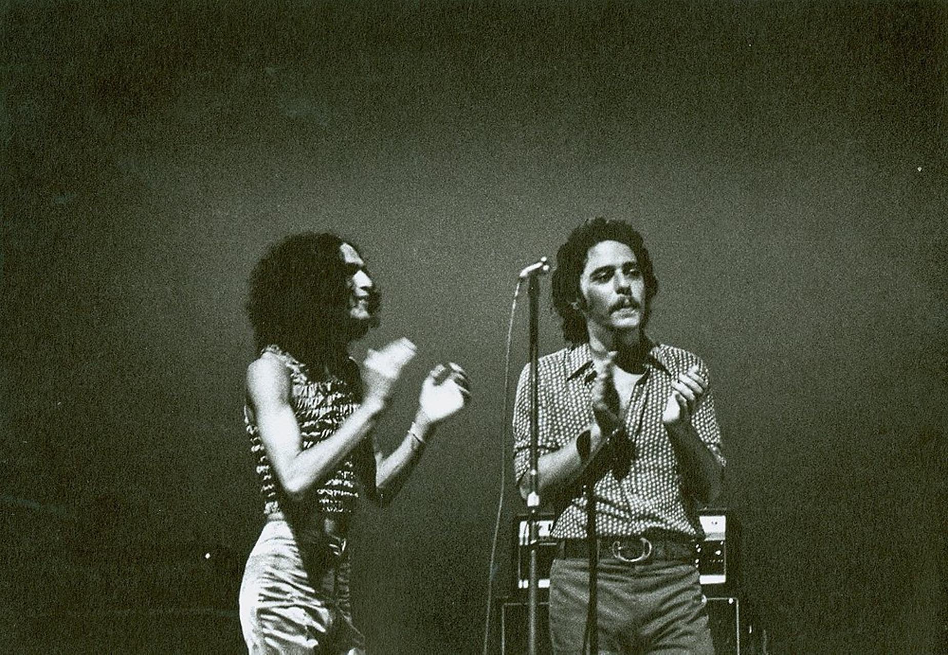 Caetano Veloso e Chico Buarque durante show em 1973