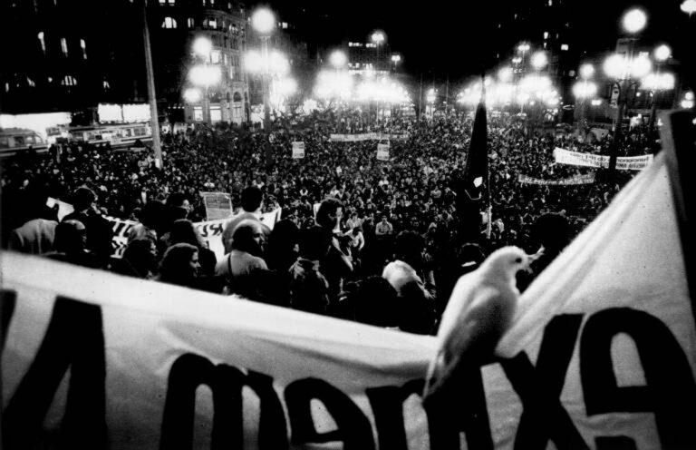Em manifestação pela Anistia em 1979 na cidade de São Paulo uma pomba pousa sobre faixa