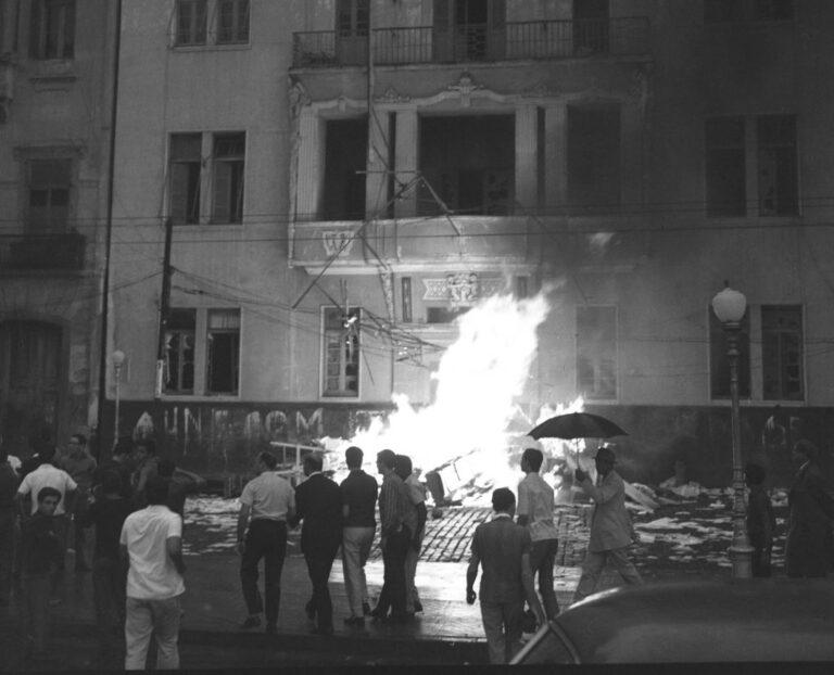 Sede da UNE em chamas no dia 1º de abril de 1964