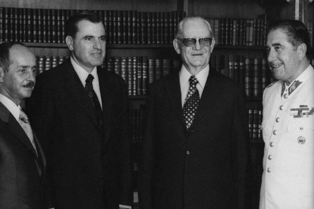 Da esquerda para a direita: Hugo Banzer, ditador boliviano, Juan María Bordaberry, ditador uruguaio, Ernesto Geisel, ditador empossado na ocasião da fotografia e Augusto Pinochet, ditador chileno.