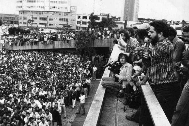 O líder sindical Luiz Inácio da Silva discursa para trabalhadores em 1979.