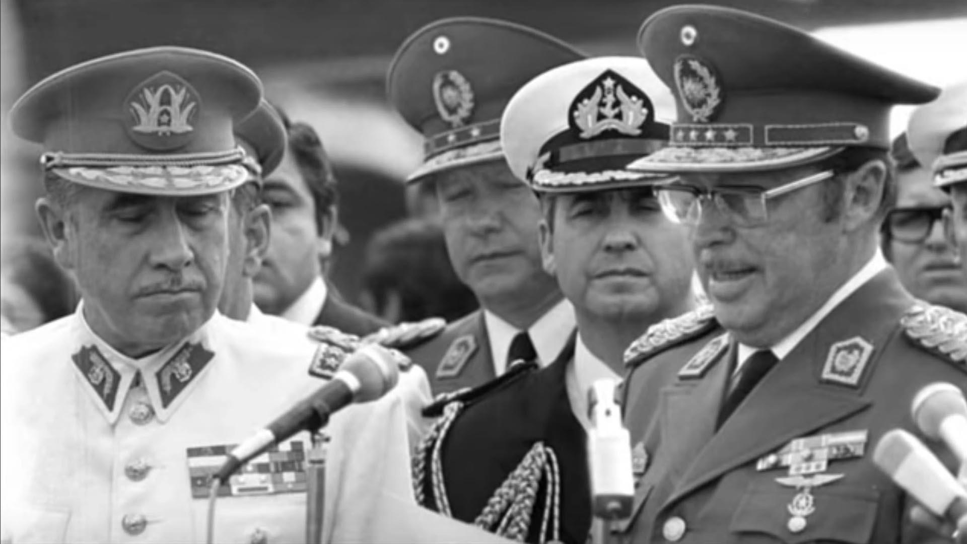 Pinochet e Alfredo Stroessner em cerimônia