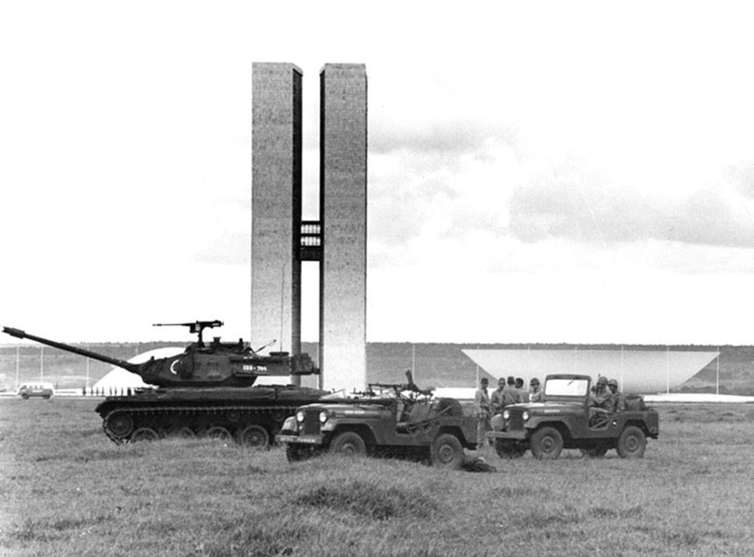 Soldados tomam o Eixo Monumental em Brasília, 1964