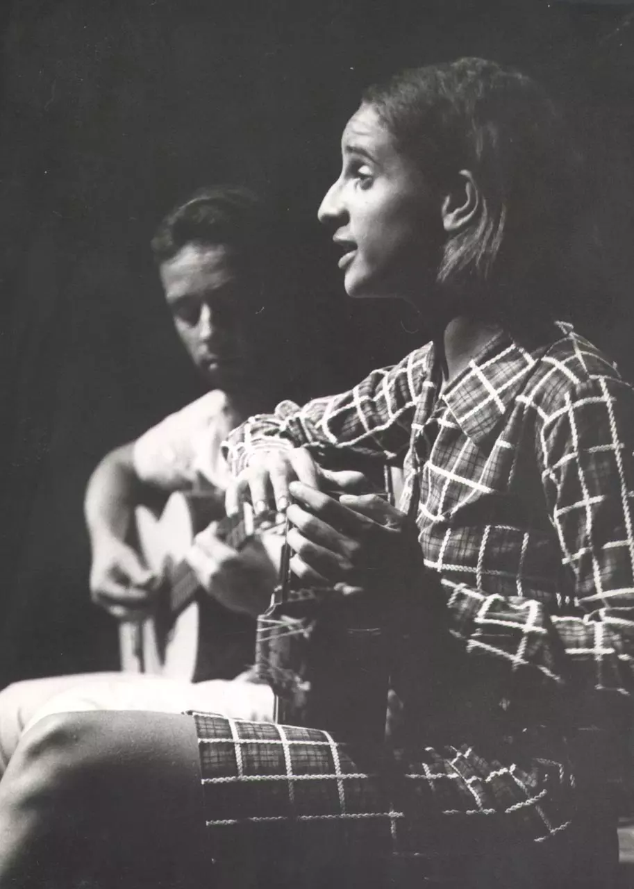A jovem Maria Bethânia no início de sua carreira