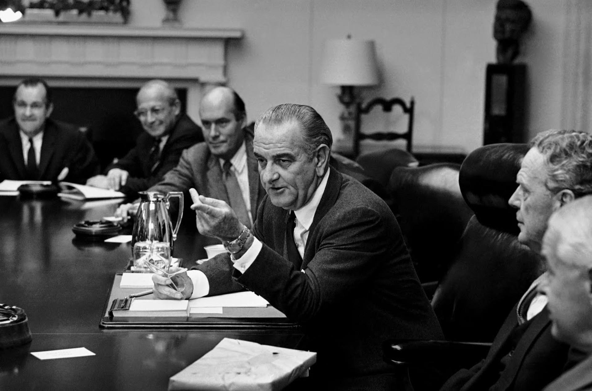 Lyndon Johnson em reunião na Casa Branca