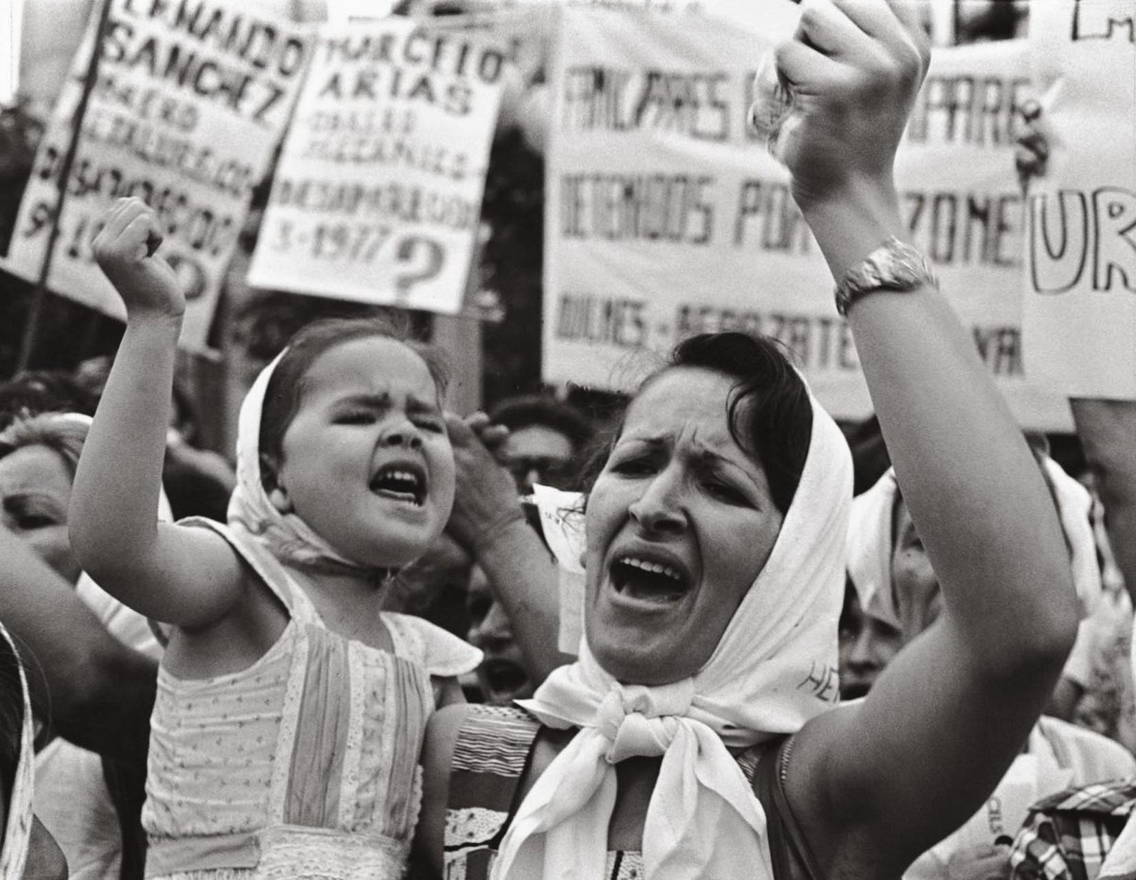 Mãe e filha protestam na Plaza de Mayo em Buenos Aires