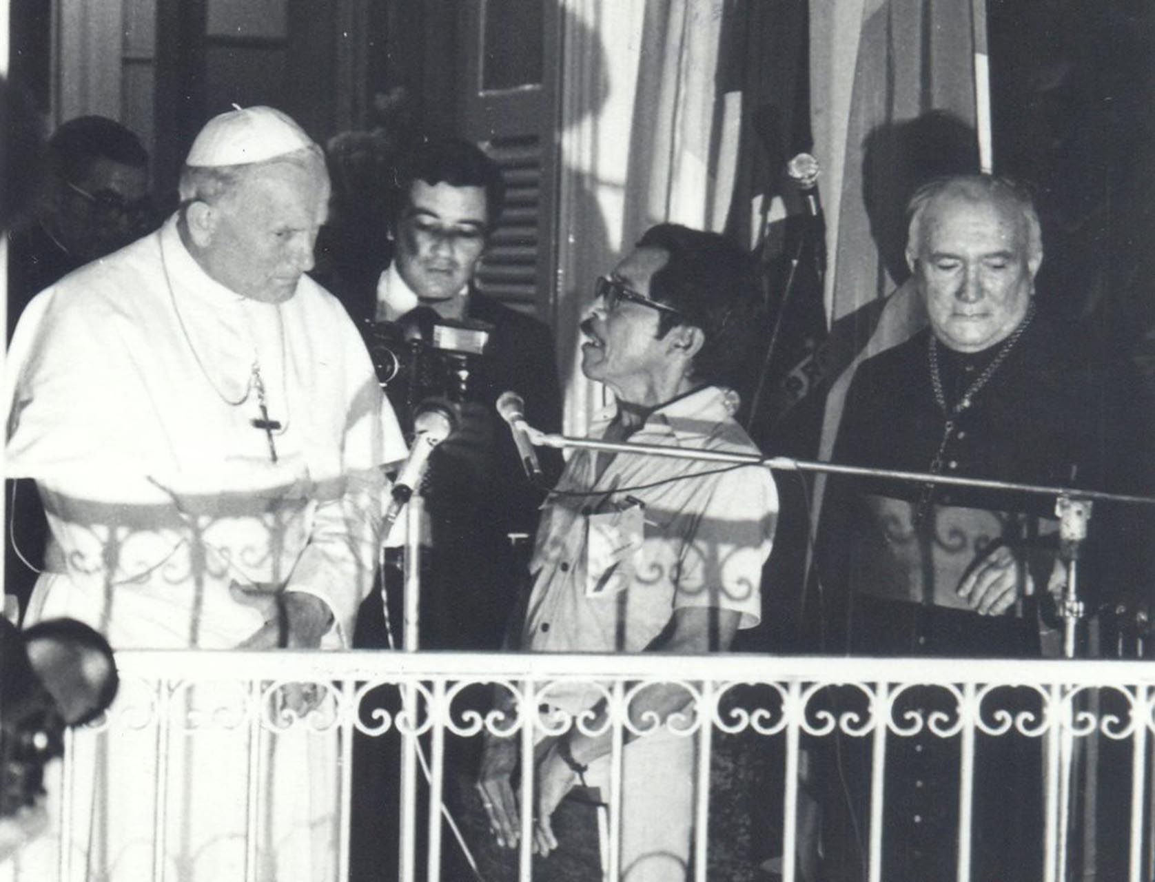 Cacique Marçal de Souza realiza denúncia perante o Papa João Paulo II