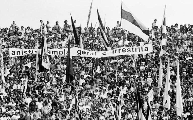 Torcidas do Santos e do Corinthians juntas em campanha pela Anistia geral e irrestria