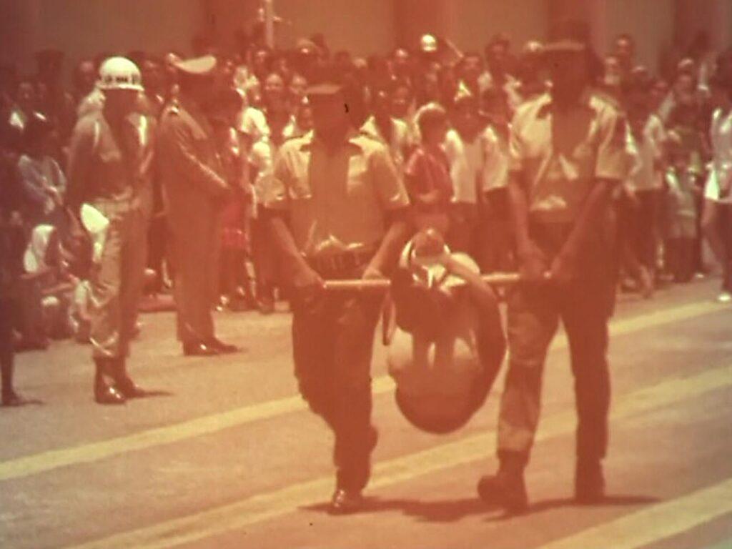 Ação da Guarda Rural Indígena em 1970. Os agentes executam o pau de arara enquanto desfilam perante o pelotão