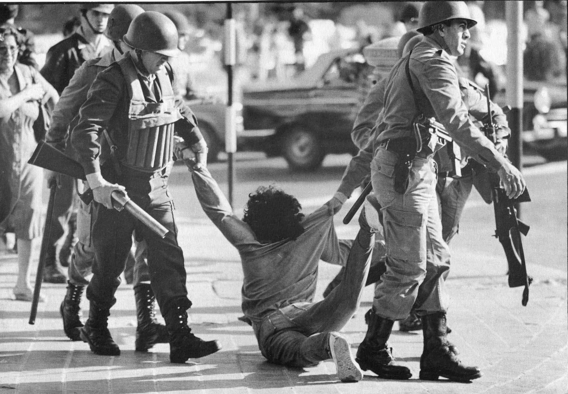 Ação repressiva durante a Confederação Geral do Trabalho de 1982 em Buenos Aires