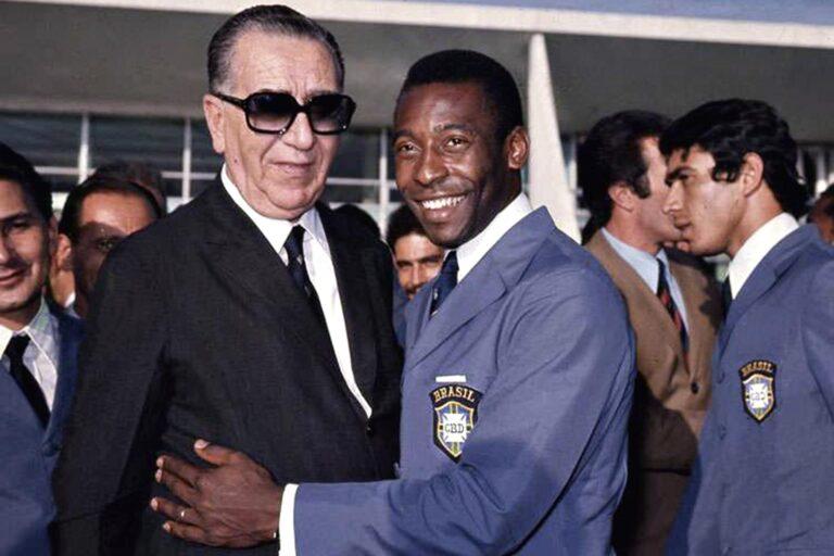 Médici e Pelé na cerimônia comemorativa do título mundial de 1970 em Brasília.