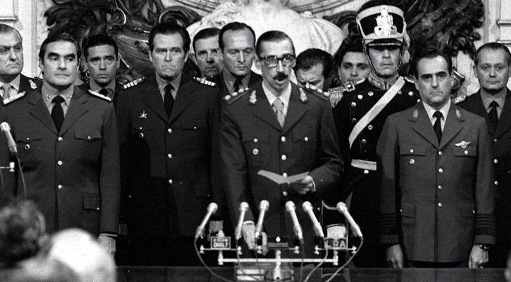 Registro do juramento de Jorge Videla como presidente da Argentina
