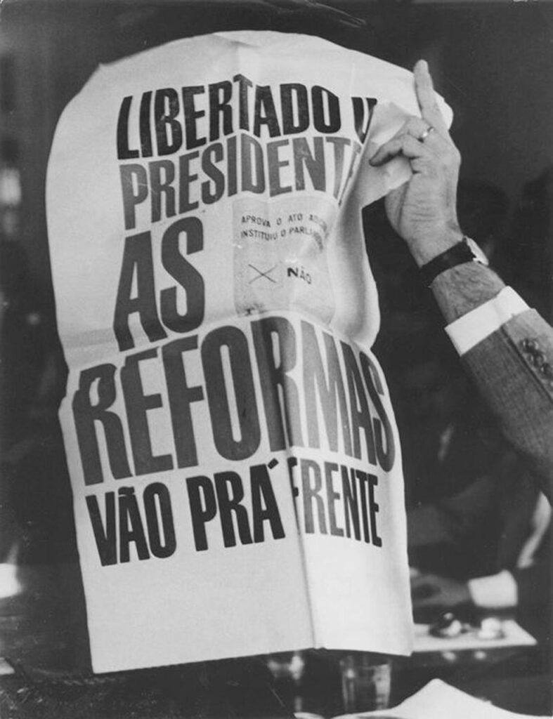 Cartaz sobre as reformas de Goulart durante a campanha pelo Presidencialismo
