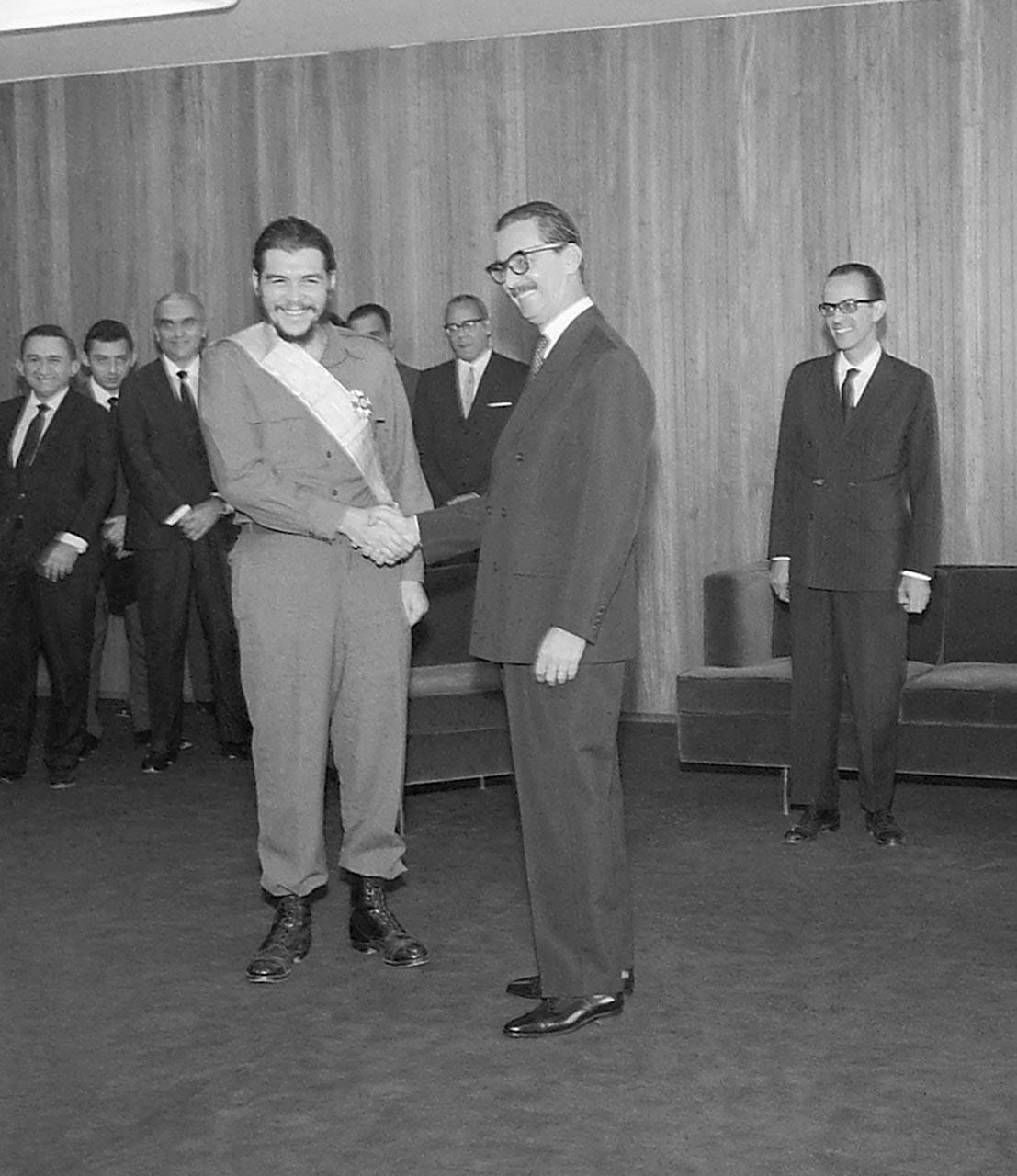O então presidente Jânio Quadros condecora o líder revolucionário Che Guevara