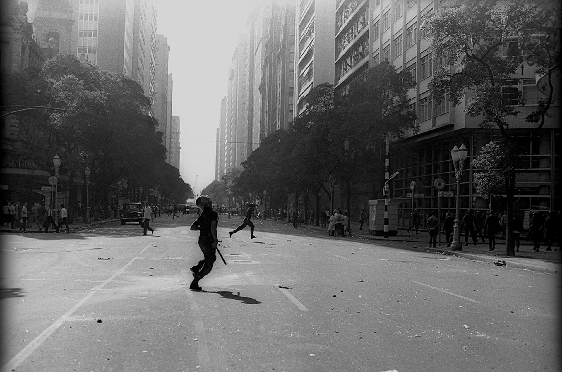 A Avenida Rio Branco ao fundo durante a sexta-feira sangrenta.