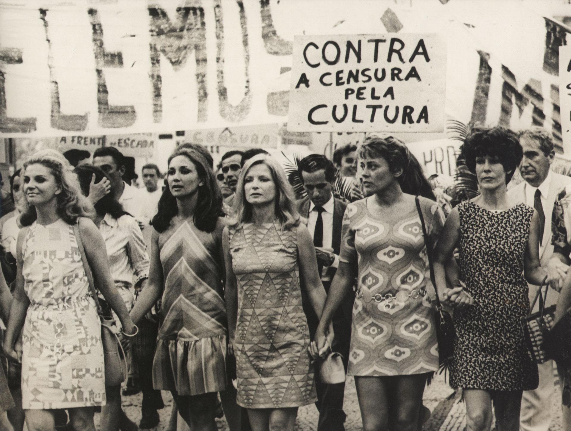 Artistas protestam contra a Ditadura Militar - Tônia Carreiro, Eva Wilma, Odete Lara, Norma Bengell e Cacilda Becker