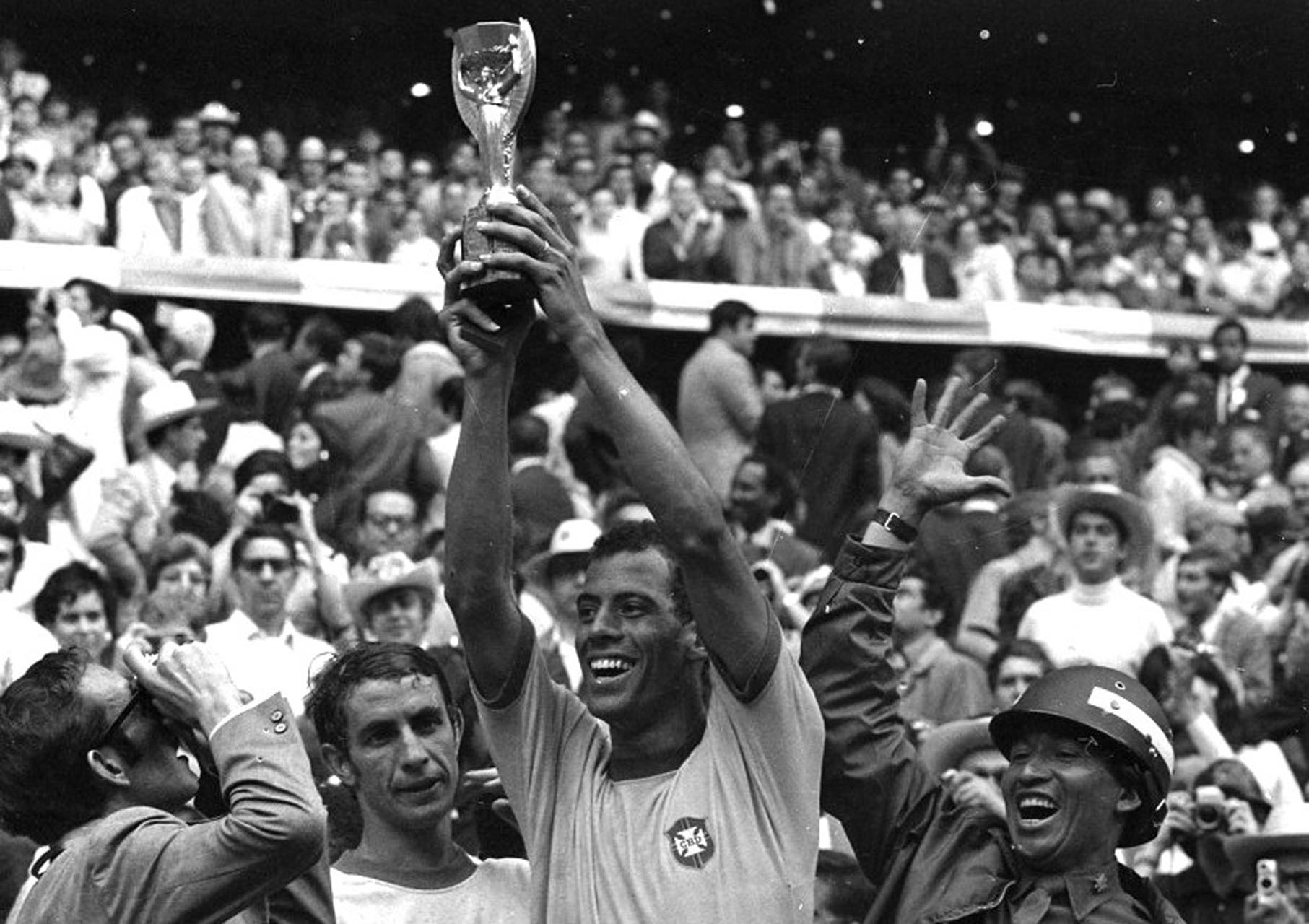 O capitão Carlos Alberto Torres levante a taça de Campeão do Mundo em 1970