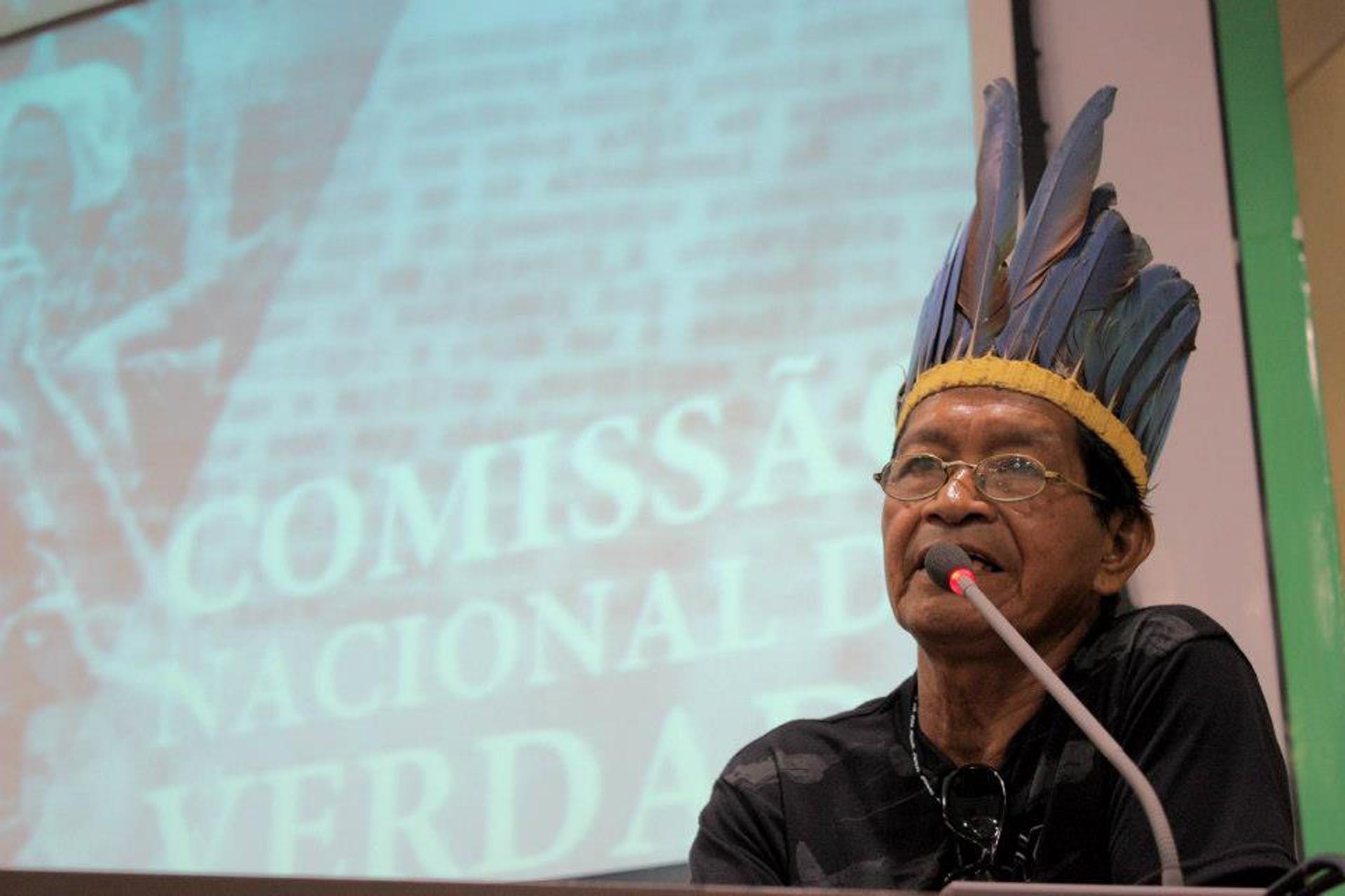 Registro de Tibaku do Suruí realizando depoimento na Audiência Pública Araguaia