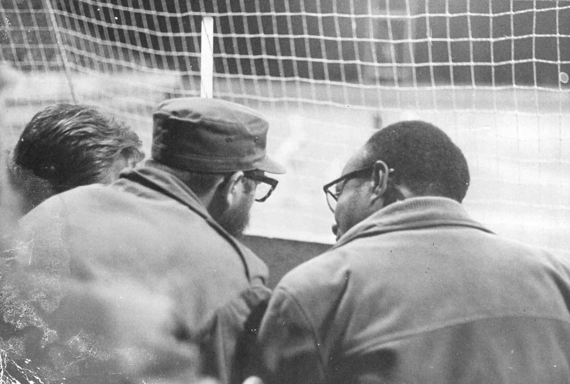 Amílcar Cabral e Fidel Castro conversam em evento público