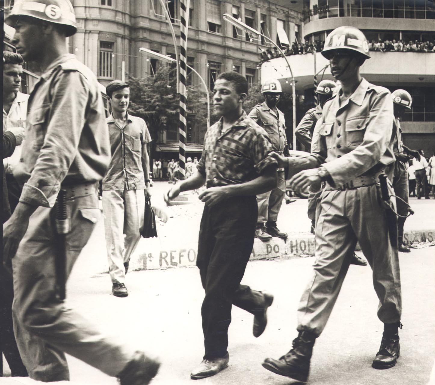 Civil sendo preso por militares em Belo Horizonte no dia 1º de abril