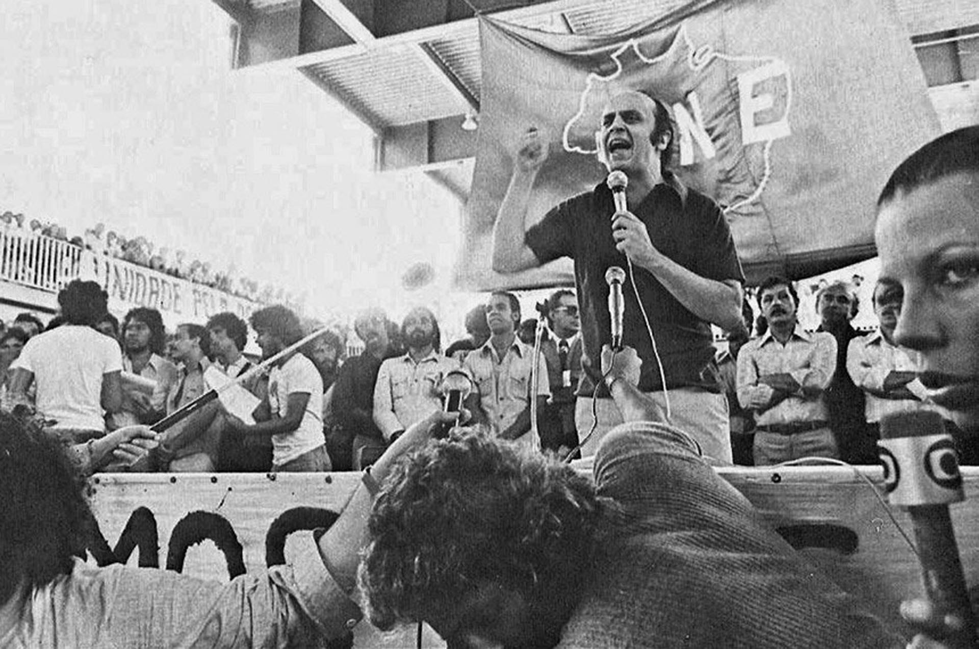 José Serra discursa no 31º Congresso da UNE, realizado em 1979