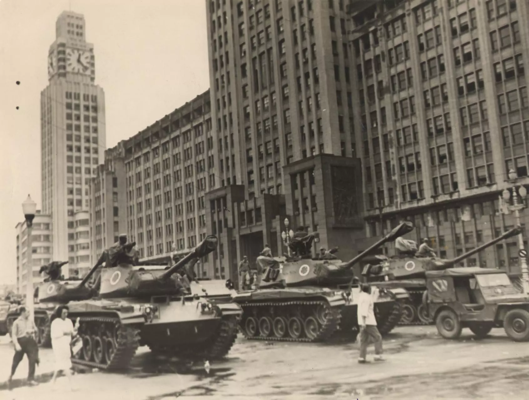 Tanques em meio a populares próximo a Avenida Getúlio Vargas no dia 2 de abril de 1964