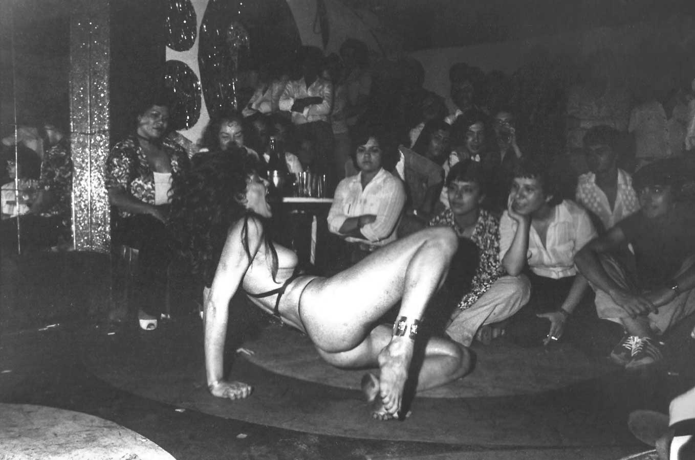 Dança na Boate Dinossauros, São Paulo, 1978. Foto de Rosa Gauditano