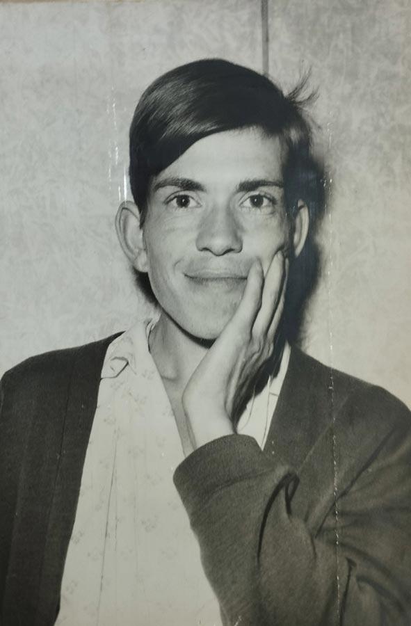 Mineirinho deseja transformar-se numa loira de fechar o trânsito. Noticias de Minas Gerais. Diário da Noite. São Paulo. 21 de novembro de 1960. Acervo Arquivo Público de São Paulo