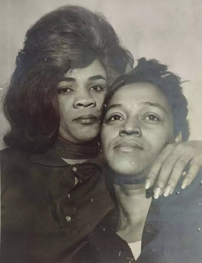 "Não são o que parecem". Jornal noticia a relação entre a travesti Jussara e a Vandão, identificada com roupas masculinas. Diário da Noite. São Paulo. 31 de agosto de 1963. Acervo Arquivo Público de São Paulo