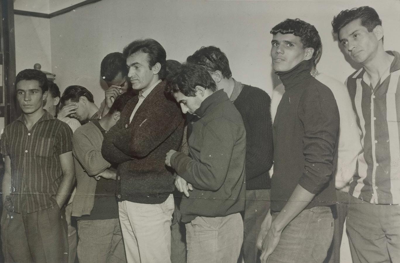"Canoa" realizada pela Delegacia de Costumes contra homossexuais no centro de São Paulo. Canoas eram termos também empregados para as prisões em massa. Diário da Noite. São Paulo. 05 de maio de 1964. Acervo Arquivo Público de São Paulo