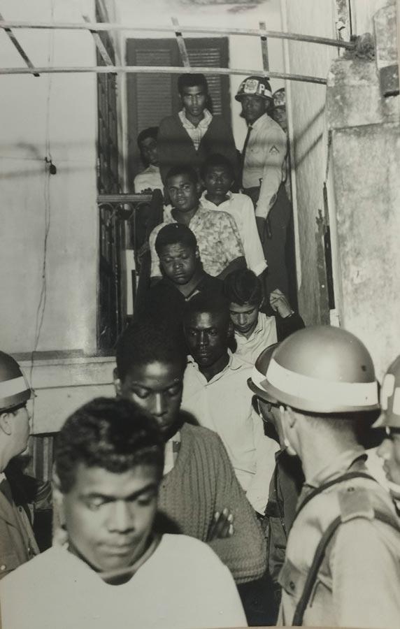120 pessoas presas em "blitz" realizada pela Força Pública de São Paulo na "Academia de Capoeira e Defesa Pessoal Iúna Mandingueira", na rua Bela Cintra. Diário da Noite. São Paulo. 18 de dezembro de 1967. Acervo Arquivo Público de São Paulo