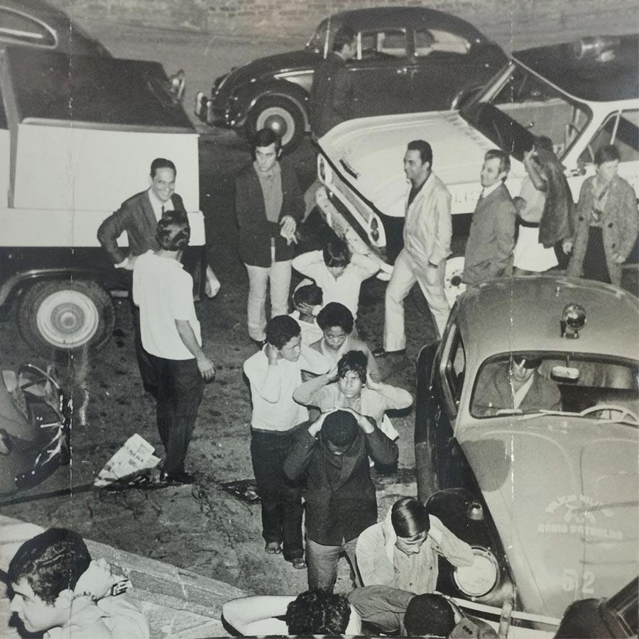 Prisão de 210 pessoas durante ação integrada da Policia Civil com a Polícia Militar. Diário da Noite. São Paulo. 23 de outubro de 1971. Acervo Arquivo Público de São Paulo