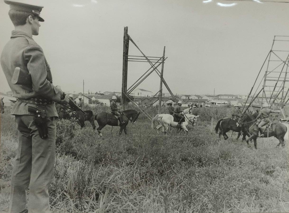 Operação "Tira-da-Cama" detêm 256 pessoas. Diário da Noite. São Paulo. 19 de outubro de 1972. Acervo Arquivo Público de São Paulo