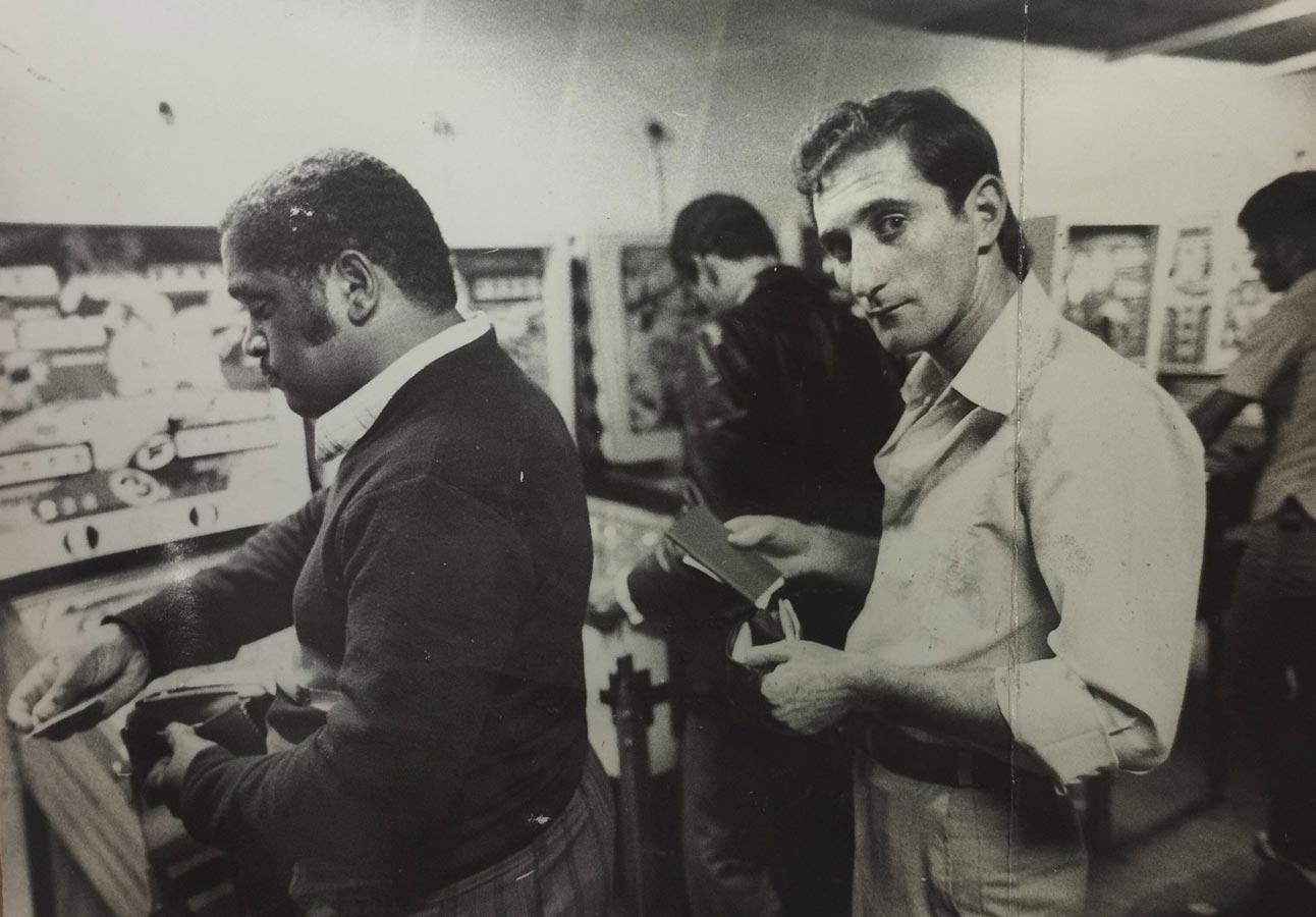 Jornal anuncia: Quem não tiver documentos durante as batidas policiais será levado para a Delegacia. Diário da Noite. São Paulo. 03 de dezembro de 1977. Acervo Arquivo Público de São Paulo