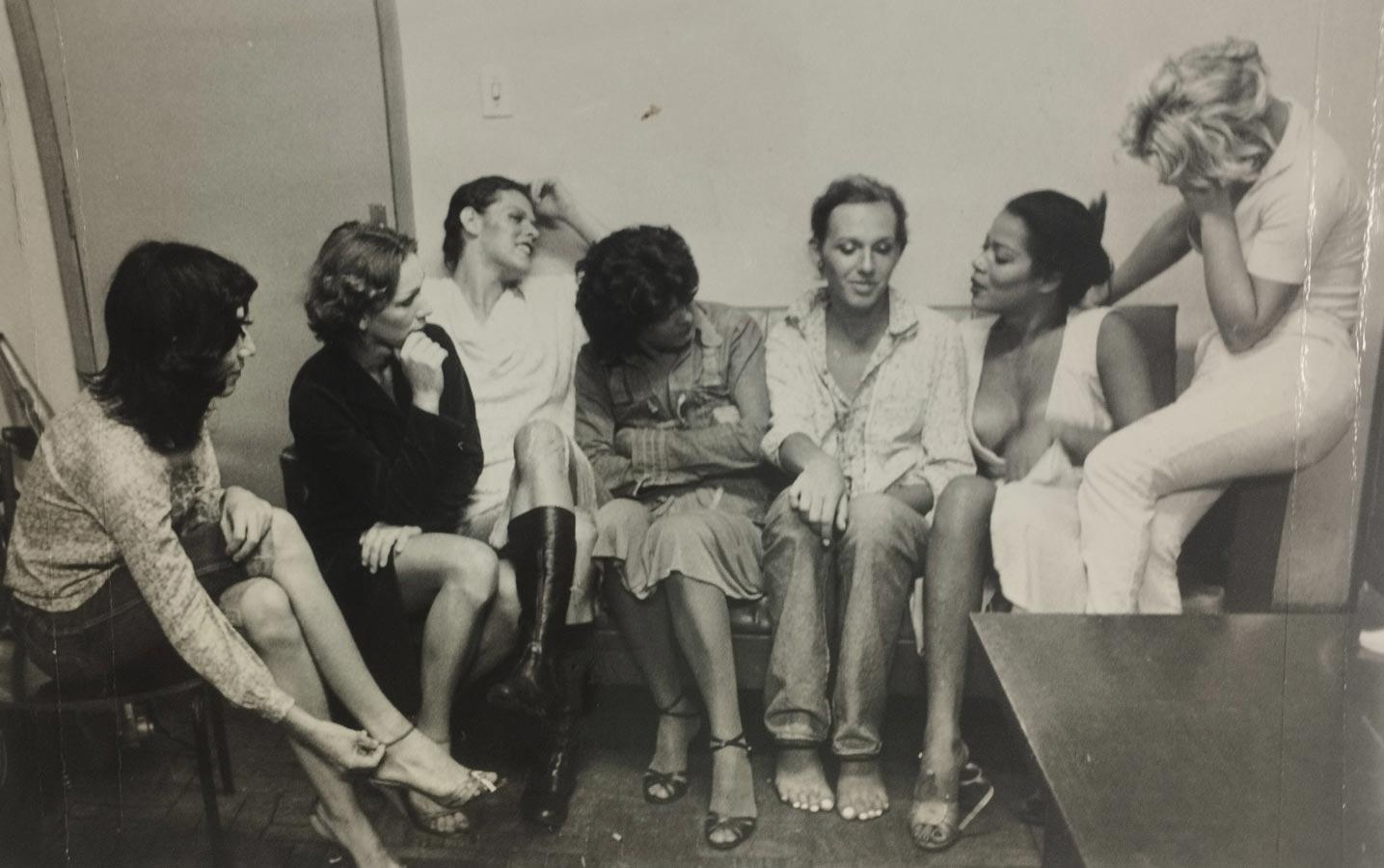 Grupo de travestis detidas na Zona Sul de São Paulo. Diário da Noite. São Paulo. 17 de março de 1980. Acervo Arquivo Público de São Paulo