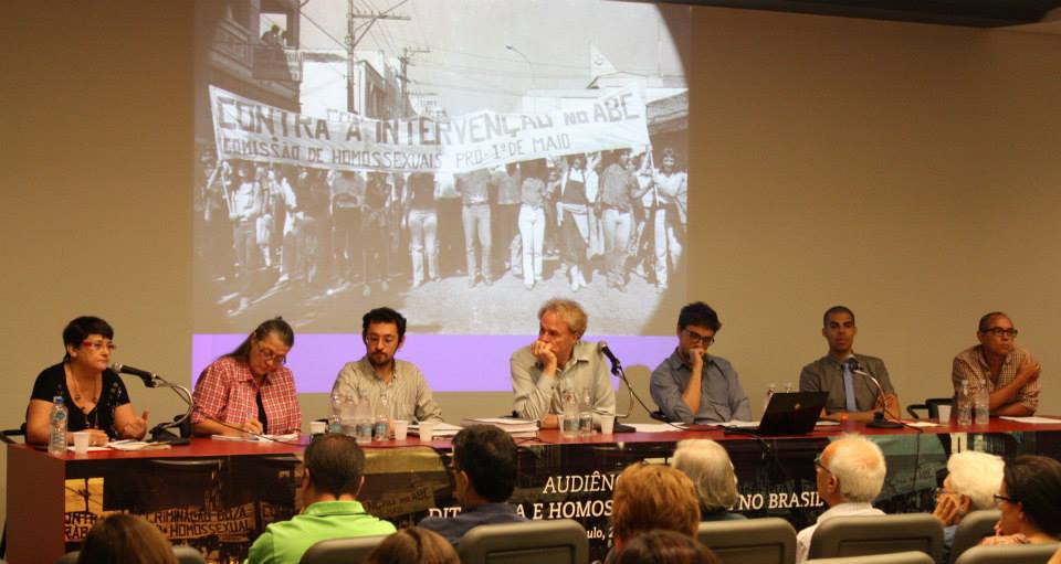 Segunda mesa realizada no evento, com a presença de ativistas e especialistas na temática LGBTQIA+: Rita Colaço, UFF; Marisa Fernandes, PUC-SP; Rafael Freitas, PUC-SP; Green (Brown University/ CNV); Renan Quinalha (USP - Comissão Rubens Paiva); Benjamin Cowan (George Mason University – Virginia, Estados Unidos) e Jorge Caê Rodrigues (Designer, UFF, Unigranrio). Foto: Marcelo Oliveira / ASCOM - CNV