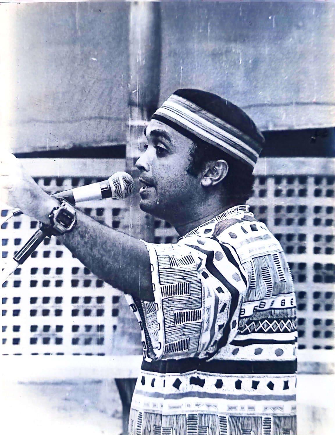 Fotografia de Luciano Bezerra Vieira durante uma formação coletiva de combate ao preconceito, realizada no Teatro Cilaio Ribeiro, em João Pessoa (PB), em junho de 1994.