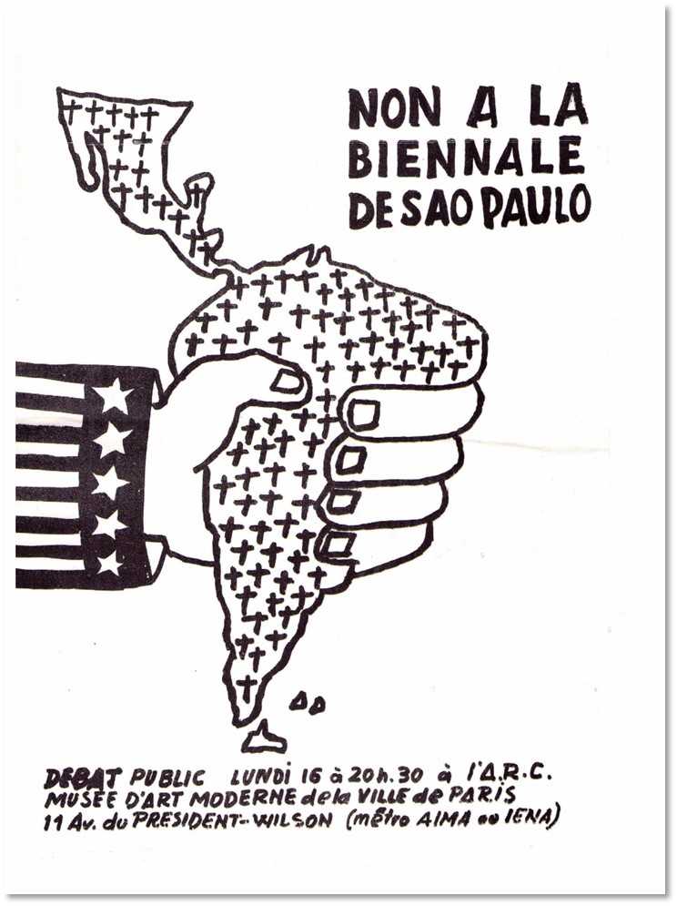 Cartaz “Non à la Biennale de São Paulo” (1969) - Produzido por artistas latino-americanos exilados em Paris, o cartaz denuncia a repressão institucional no Brasil e convoca o boicote internacional à X Bienal de São Paulo, marcada pela censura imposta pelo regime militar. A imagem mostra a América Latina sendo esmagada por uma mão com a bandeira dos Estados Unidos, simbolizando a dominação imperialista e a cumplicidade externa com as ditaduras latino-americanas. Fonte: ICAA/MFAH. Record ID 774628.