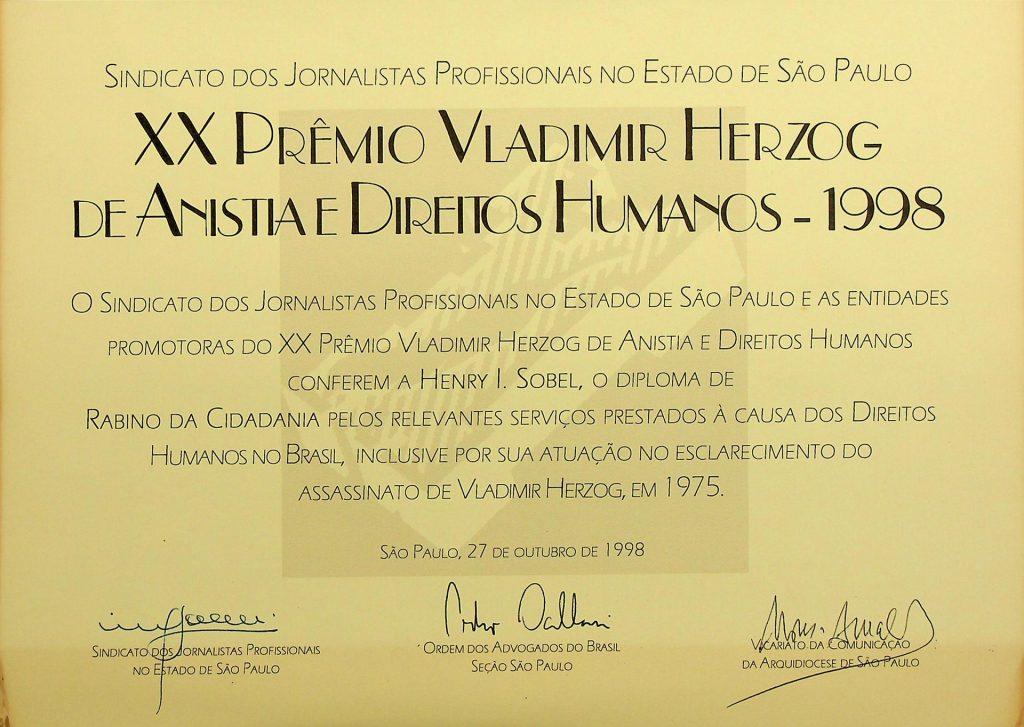 Diploma do XX Prêmio Vladimir Herzog de Anistia e Direitos Humanos recebido por Sobel em outubro de 1998. Fonte_ Fundo Pessoal Henry Sobel, Museu Judaico de São Paulo. FP0016-CX61_0001