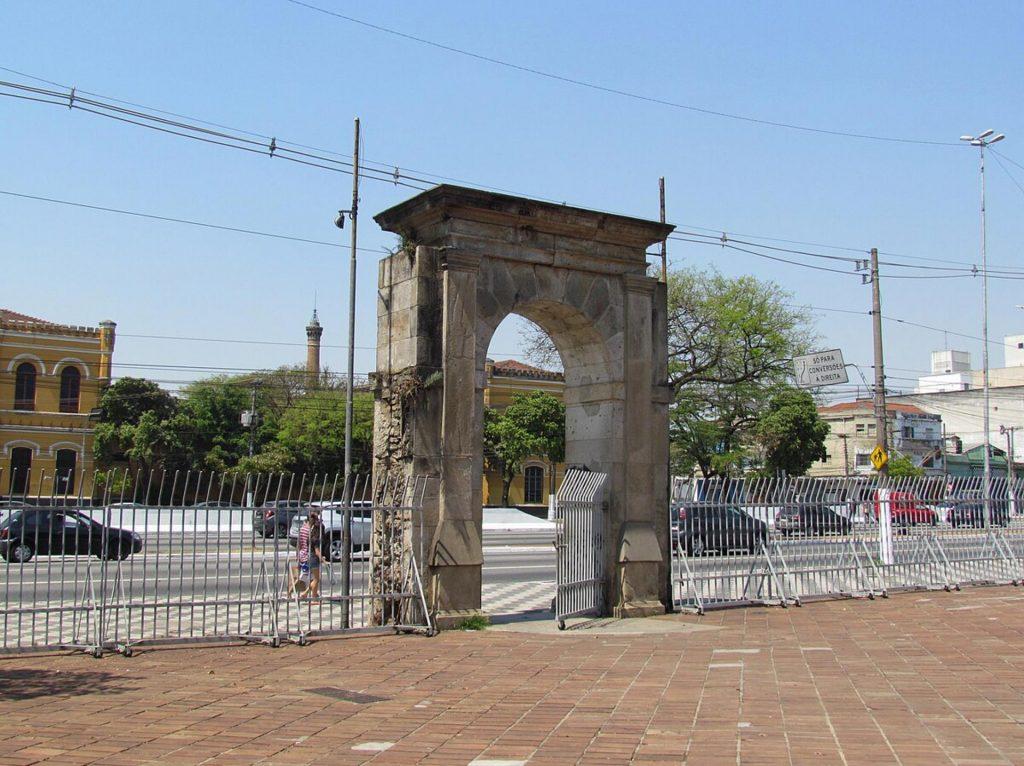 Restam hoje apenas fragmentos do edifício original, entre eles o Arco de Pedra, tombado como patrimônio histórico pela sua importância na preservação da memória da resistência à ditadura. Autoria: Ghislaine Lamounier. Wikimedia Commons