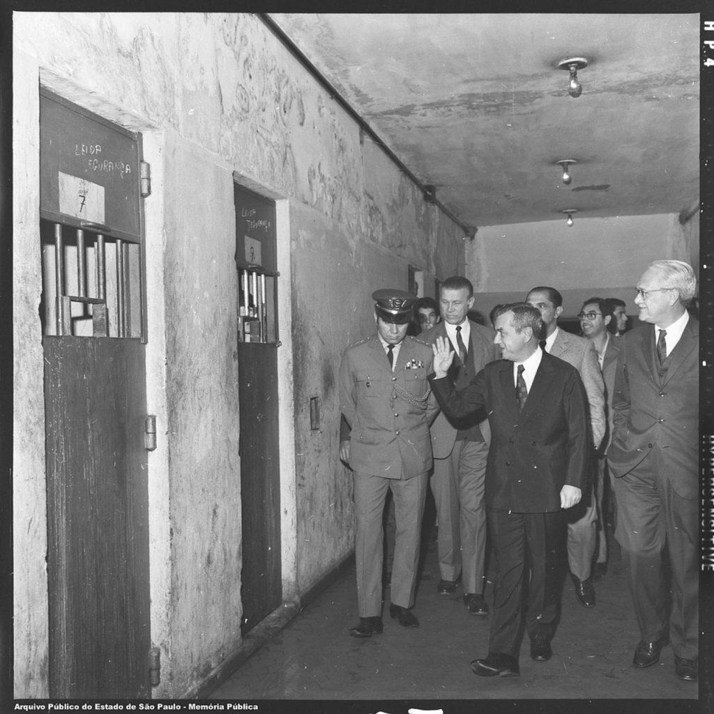 O governador de São Paulo Laudo Natel durante visita na ala de presos políticos do Presídio Tiradentes, um dos principais centros de detenção de opositores do regime militar brasileiro. O local abrigou inúmeros militantes perseguidos por sua atuação política, sindical ou cultural, sendo símbolo da repressão institucionalizada durante o período. Autor: Joel Dipiéri P. Barreto. Acervo Arquivo Público do Estado de São Paulo.