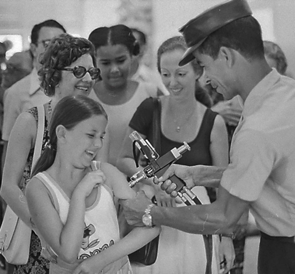 Menina é imunizada contra meningite na Escola Municipal Roma, no bairro de Copacabana, Rio de Janeiro, em 1975. Arquivo Nacional. Fundo Agência Nacional. BR_RJANRIO_EH_0_FOT_PPU_07973_0015