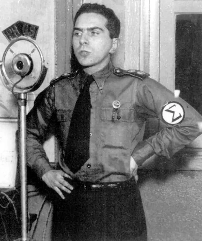 Com uniforme da Ação Integralista Nacional, Miguel Reale, foi um jurista de perfil conservador, e colaborou com a legitimação jurídica do golpe e dos Atos Institucionais.