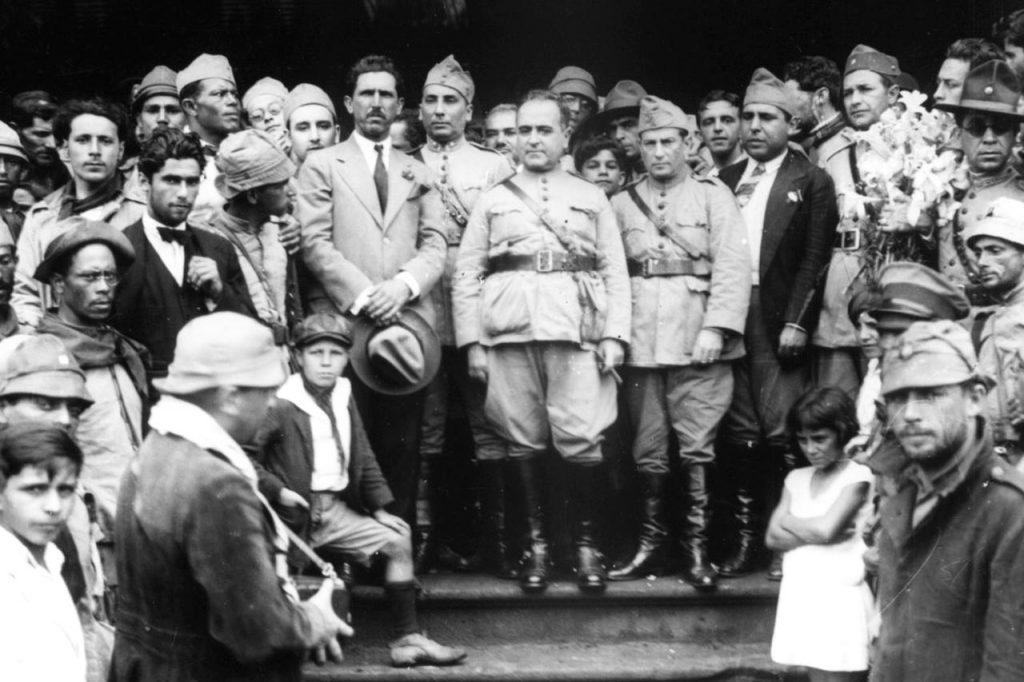 Comitiva de Getúlio Vargas (ao centro) fotografada por Claro Jansson durante sua passagem por Itararé (São Paulo) a caminho do Rio de Janeiro após a vitoriosa Revolução de 1930.