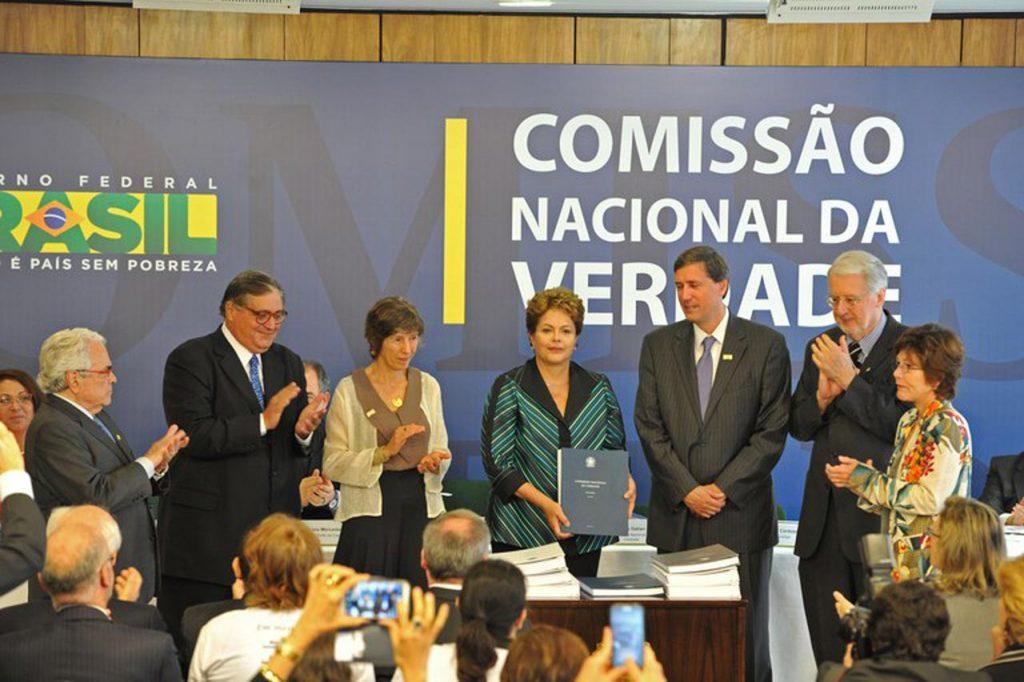 Entrega do relatório final da Comissão Nacional da Verdade (CNV) à então presidente Dilma Rousseff, em cerimônia realizada em 10 de dezembro de 2014. Crédito Casa Civil – Governo Federal.