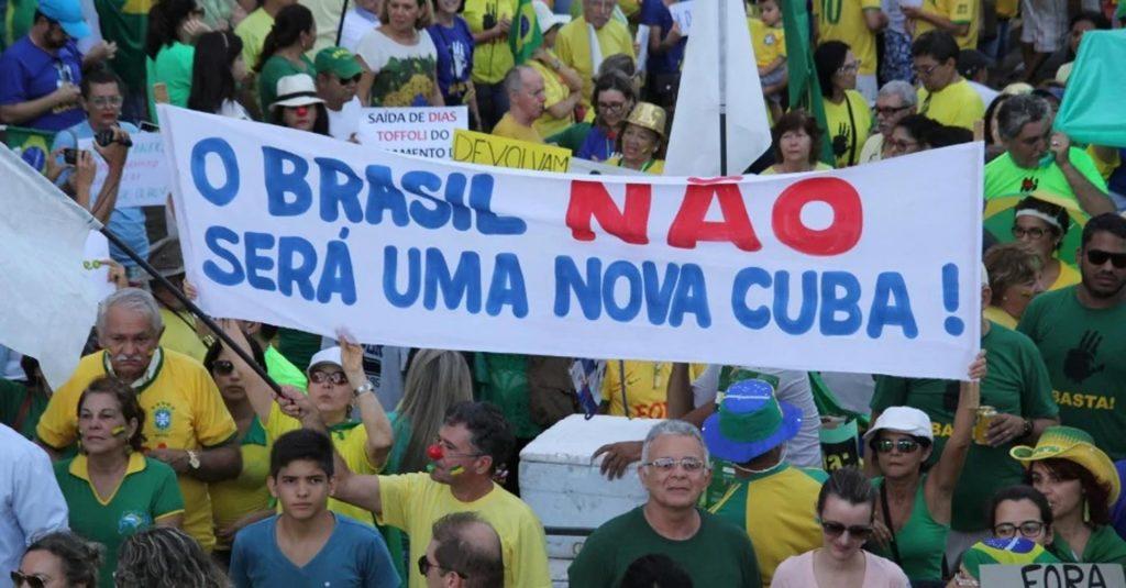A frase ressurge décadas depois, mostrando como ideias e práticas são reutilizadas para reforçar narrativas negacionistas sobre a ditadura e distorcer a memória coletiva. Autoria desconhecida.