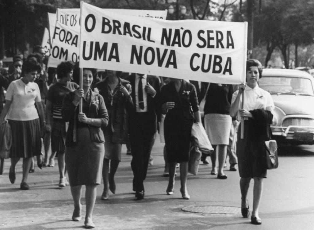 “O Brasil não será uma nova Cuba”: o slogan atravessa décadas, presente em protestos nos anos 1960 e retomado na atualidade, revelando a persistência de discursos anticomunistas na mobilização política brasileira. Autoria desconhecida.