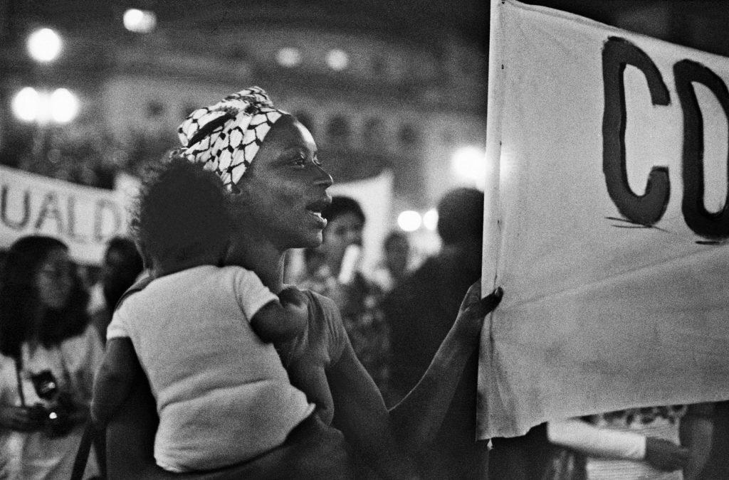 Fátima Ferreira, militante e fundadora do Movimento Negro Unificado (MNU), carrega nos braços seu filho Samoury durante a Caminhada por Zumbi, realizada no centro de São Paulo em 20 de novembro de 1979. Foto de Jesus Carlos. Direitos de reprodução reservados.